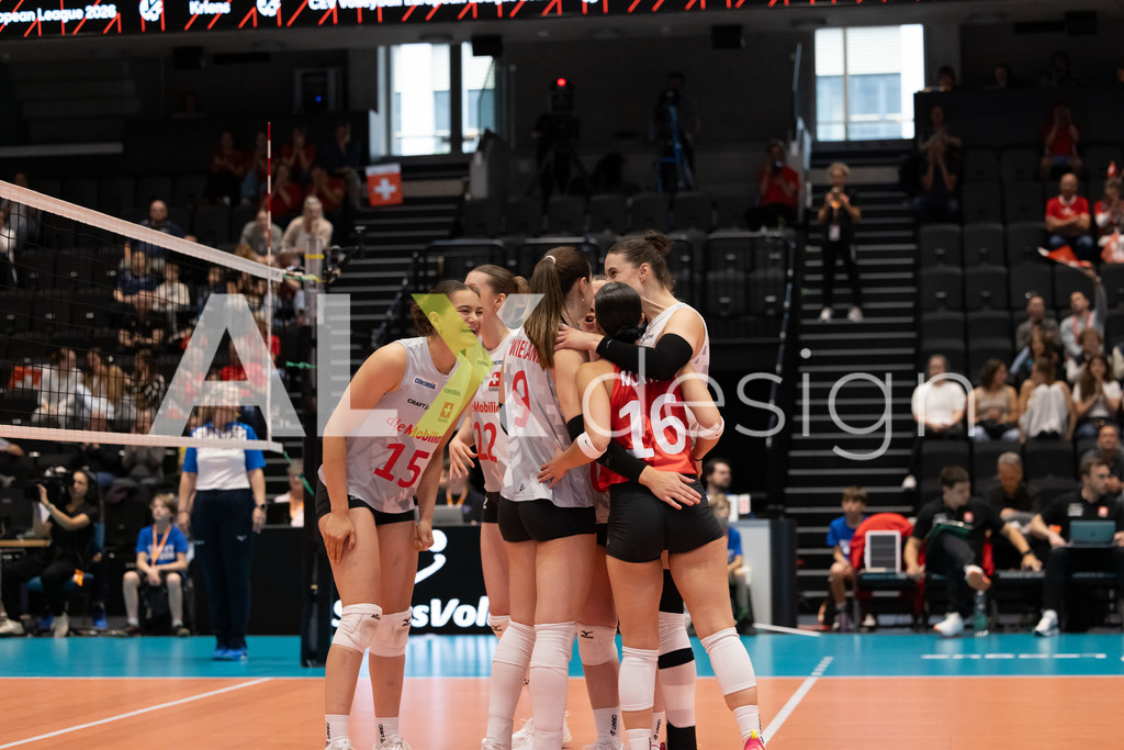 Georgia v Switzerland - CEV European League Women | KRIENS, SWITZERLAND - JUNE 12: Swiss team celebrating during the CEV European League match between Georgia and Switzerland at Pilatus Arena on June 12, 2026 in Kriens, Switzerland. - Realisiert mit Pictrs.com