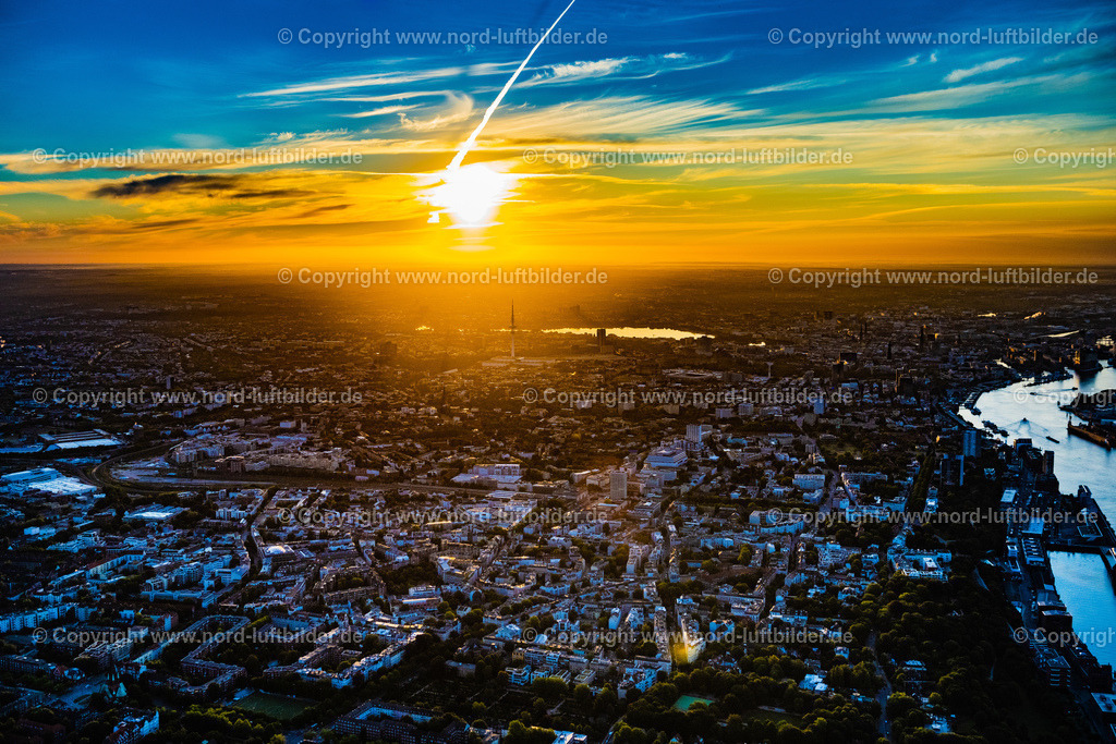 Hamburg_Mitte_im_Sonnenaufgang_ELS_6316100822 | HAMBURG 10.08.2022 Stadtzentrum im Innenstadtbereich am Ufer der Alster,im Sonnenaufgang, in Hamburg, Deutschland. // City center in the inner city area on the banks of the Alster, at sunrise, in Hamburg, Germany. Foto: Martin Elsen