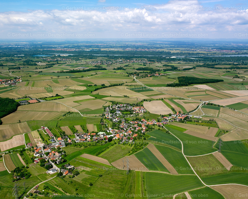 2626151 | HOLZHAUSEN 09.06.2006 Landwirtschaftliche Nutzflächen und Feldgrenzen  umsäumen das Siedlungsgebiet des Dorfes in Holzhausen im Bundesland Baden-Württemberg, Deutschland // Agricultural land and field boundaries surround the settlement area of the village  in Holzhausen in the state Baden-Wuerttemberg, Germany Foto: Gerhard Launer