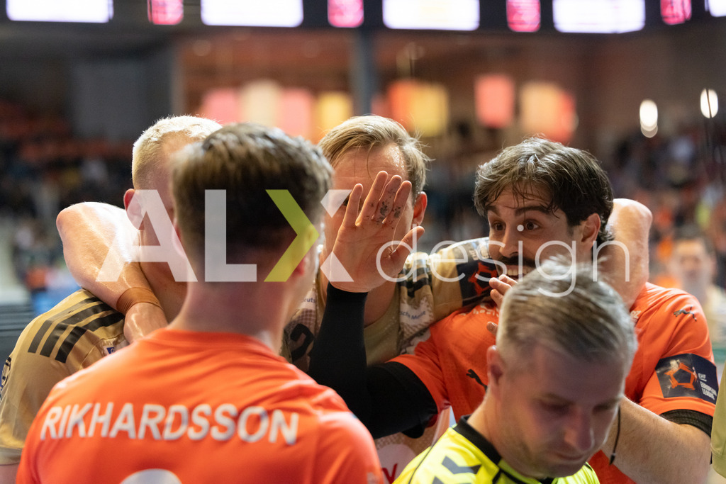 Handball I Herren I Saison 2025-2026 I EHF EUROPEAN LEAGUE 2025/26 | Men I Main Round I 2. Spieltag I Kadetten Schaffhausen - TSV Hannover-Burgdorf I 24.02.2026 | 54 Justus Fischer (DE) (TSV Hannover-Burgdorf) – Kreisläufer  //  22 Marian Michalczik (DE) (TSV Hannover-Burgdorf) – Rückraum mitte  //  13 Juan Castro Alvarez (ES) (Kadetten Schaffhausen) – Rückraum mitte - Realisiert mit Pictrs.com
