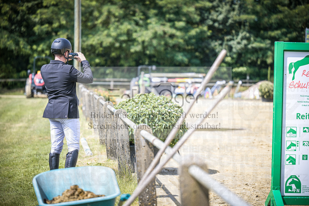 DOS_7398 | Entdecke hochwertige Reitturnierfotos von Foto Oger. Professionell, emotional und authentisch – jetzt Lieblingsmomente im Shop bestellen.Deutschlandweite Turnierfotografie. - Realisiert mit Pictrs.com