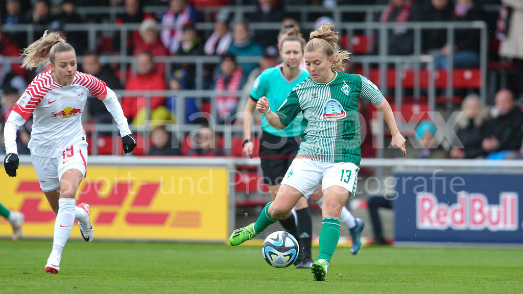 Fussball, Google Pixel Frauen-Bundesliga, RB Leipzig - SV Werder Bremen | v.li.: Jenny Hipp (RB Leipzig, 19) und Ricarda Walkling (SV Werder Bremen, 13) am Ball, Einzelbild, Ganzkörper, Aktion, Action, Spielszene, DIE DFB-RICHTLINIEN UNTERSAGEN JEGLICHE NUTZUNG VON FOTOS ALS SEQUENZBILDER UND/ODER VIDEOÄHNLICHE FOTOSTRECKEN. DFB REGULATIONS PROHIBIT ANY USE OF PHOTOGRAPHS AS IMAGE SEQUENCES AND/OR QUASI-VIDEO.