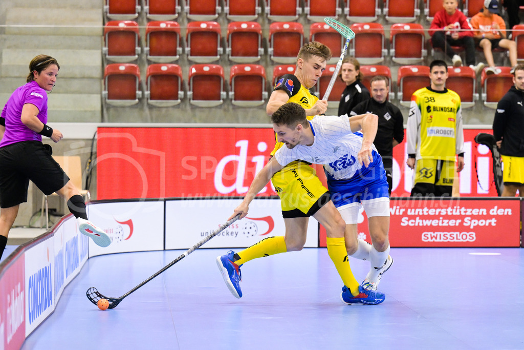 GC Unihockey vs HC Rychenberg - 27. August 2022 | GC Unihockey vs HC Rychenberg
AXA Arena, Winterthur
Schwingfest am Supercup mit Nicola Bischofberger (#2 HC Rychenberg) und Daniel Steiger (#19 GC Unihockey).
Bild: Sportfotografie Markus Aeschimann | www.markus-aeschimann.ch - Realisiert mit Pictrs.com