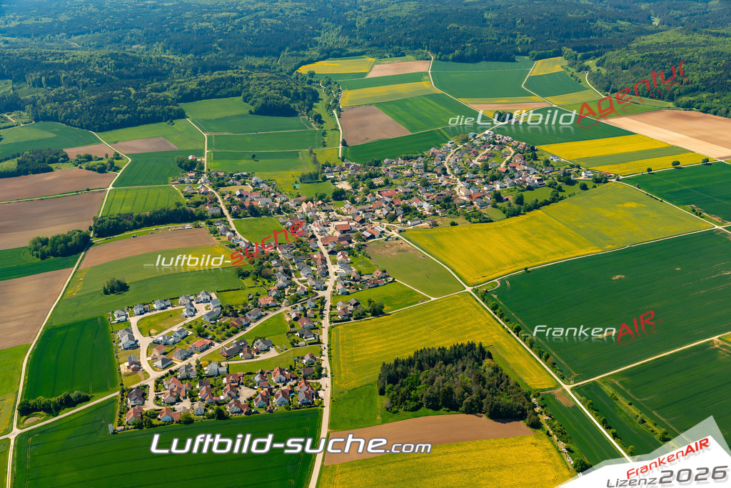 Das Luftbild zeigt : Steinsdorf Altmannstein - Die Luftaufnahme wurde 2024 vom UL-Flugzeug aus erstellt ( keine Drohne ) - Hochauflösende Luftaufnahme - Für grossformatige Ausdrucke geeignet. Die Geschenkidee !Mit Lizenz und Bildrechte bestellbar