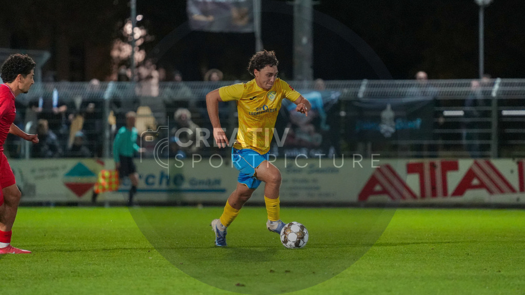 Fußball, Herren, Saison 2025/2026, Regionalliga Nordost, 13. Spieltag, FSV 63 Luckenwalde vs. SV Babelsberg 03, Freitag 24.10.2025, Werner-Seelenbinder-Stadion Luckenwalde, | Fußball, Herren, Saison 2025/2026, Regionalliga Nordost, 13. Spieltag, FSV 63 Luckenwalde vs. SV Babelsberg 03, Freitag 24.10.2025, Werner-Seelenbinder-Stadion Luckenwalde, Im Bild: Max Hathaway (Luckenwalde) - Realisiert mit Pictrs.com