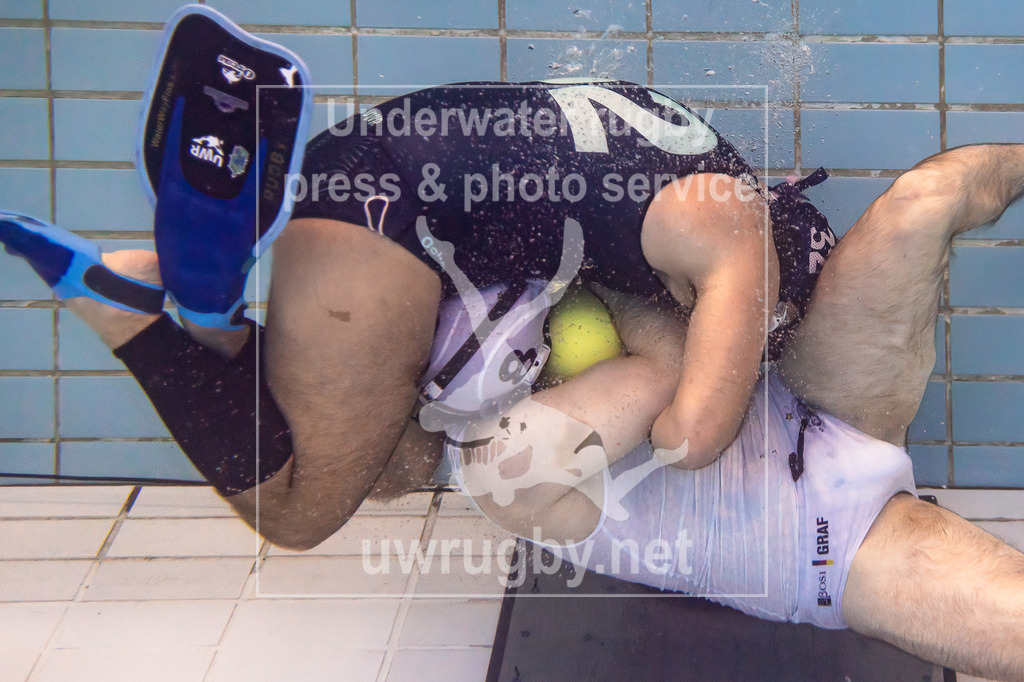 GER, DUC Krefeld (Deutschland) vs. Orcas (Kolumbien),Unterwasser-Rugby, Champions Cup 2024, Finale, 24.11.2024 | Der entscheidende Strafwurf im Shootout nach dem 0:0 Unentschieden im Finale: Der kolumbianische Torwart Sebastián Ochoa (#32, Orcas, Kolumbien) pariert den Wurf des deutschen Angreifers Yannick Graf (#08, DUC Krefeld, Deutschland) und sichert seinem Team den Sieg des Champion Cups. - Realisiert mit Pictrs.com