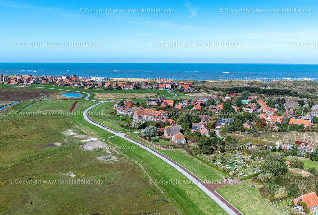 Baltrum_ELS_6293091022 | BALTRUM 09.10.2022 Ortsansicht der Straßen und Häuser der Wohngebiete von West- und Ost- Dorf auf der Nordsee- Insel Baltrum im Bundesland Niedersachsen. Weiterführende Informationen bei: Nordseeheilbad Insel Baltrum. // Town View of the streets and houses of the residential areas in Ostdorf and Westdorf on the North Sea island Baltrum in the state Lower Saxony. Further information at: Nordseeheilbad Insel Baltrum. Foto: Martin Elsen