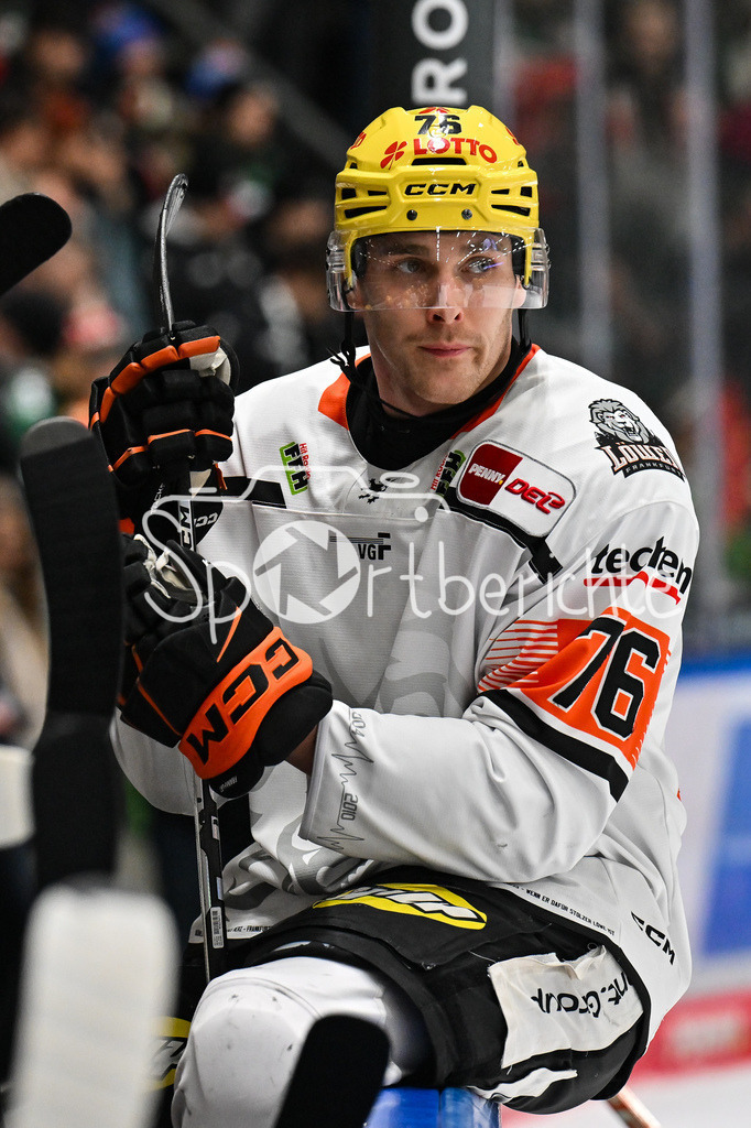 Augsburger Panther - Löwen Frankfurt | AUGSBURG, GERMANY - 16. JANUARY: im Bild  Daniel WIRT (Löwen Frankfurt 76) mit hängendem Kopf auf der Bank der Gäste während dem Match zwischen den Augsburger Panthern und den Löwen Frankfurt am 40. Spieltag der penny DEL im Curt Frenzel Stadion