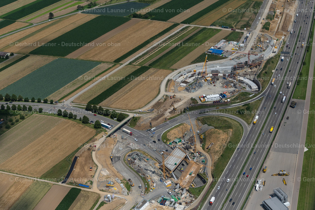 4046617 | STUTTGART 19.07.2021 Neubau- und Umbau- Baustelle der Streckenführung und Fahrspuren im Verlauf der Autobahn- Abfahrt und Zufahrt der BAB A8 in Zuge des Baus des Flughafentunnel im Ortsteil Plieningen in Stuttgart im Bundesland Baden-Württemberg, Deutschland. Im Rahmen des Umbaus der Anschlussstelle Plieningen werden neue Aus- und Einfahrrampen mit Unterfahrung der Neubaustrecke gebaut. Weiterführende Informationen bei: CDM Smith Consult GmbH,  Die Autobahn GmbH des Bundes,  Ed. Züblin AG,  STRABAG AG. // Construction site of routing and traffic lanes during the highway exit and access the motorway A 8 in the district Plieningen in Stuttgart in the state Baden-Wuerttemberg, Germany. Further information at: CDM Smith Consult GmbH,  Die Autobahn GmbH des Bundes,  Ed. Zueblin AG,  STRABAG AG. Foto: Gerhard Launer
