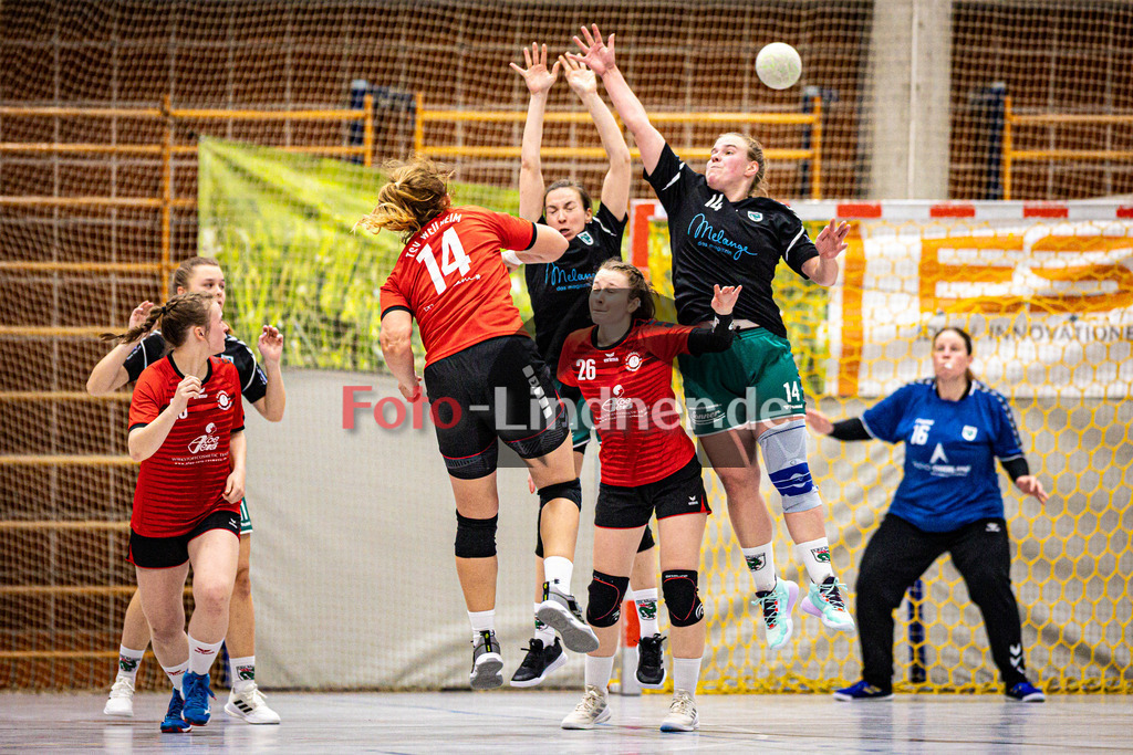 TSV Weilheim gegen TSV Murnau | Handball Bezirksoberliga Frauen Alpenvorland 2024/25, TSV Weilheim gegen TSV Murnau, 20250330,Torwurf Malena BECKER (TSV Weilheim 14), Block Barbara SCHLÖGEL (TSV Murnau 3) und Antonia HIBLER (TSV Murnau 14),2025-03-30 in Weilheim (Weilheim, Am Hardt), Malena BECKER (TSV Weilheim 14), Chiara PADBERG (TSV Weilheim 26), Barbara SCHLÖGEL (TSV Murnau 3), Antonia HIBLER (TSV Murnau 14)Copyright: WolfgangxLindner www.foto-lindner.de