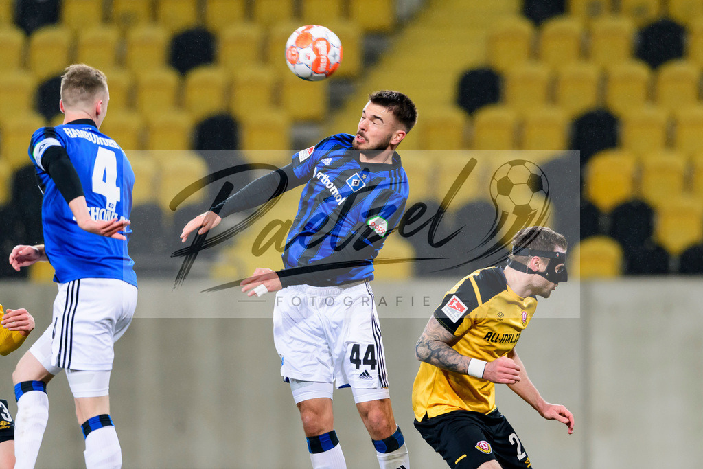 SGDHSV20220114_026 | Fussball, Herren: Mario Vuskovic (Hamburger SV) in Aktion, am Ball, Einzelaktion bei dem Spiel der 2. Bundesliga zwischen SG Dynamo Dresden und Hamburger SV im Rudolf-Harbig-Stadion am 14.01.2022 in Dresden, Deutschland.DFB / DFL REGULATIONS PROHIBIT ANY USE OF PHOTOGRAPHS AS IMAGE SEQUENCES AND/OR QUASI-VIDEO. - Realisiert mit Pictrs.com