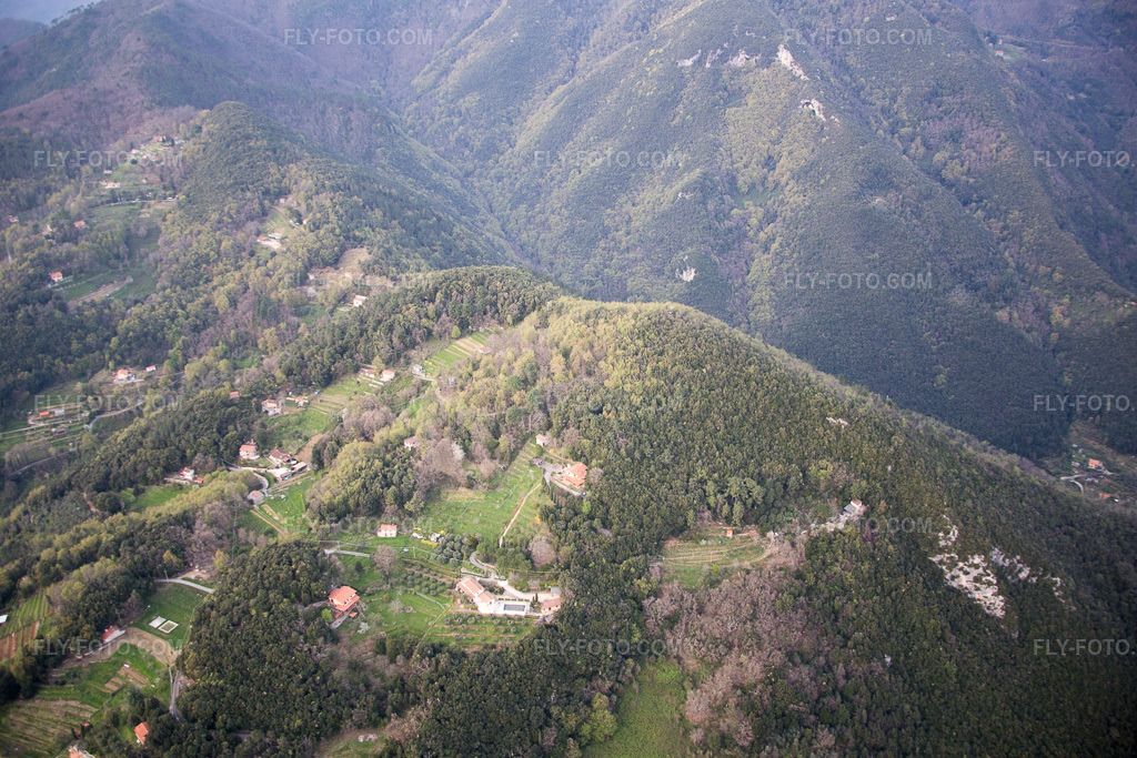 Aerial view: View of the town in Valdicastello in the state Tuscany, Italy.Photo: IMG_087027.jpg taken on 04/03/2016 by Werner Riehm/FLY-FOTO.comResolution of the original: 5472 x 3648 px