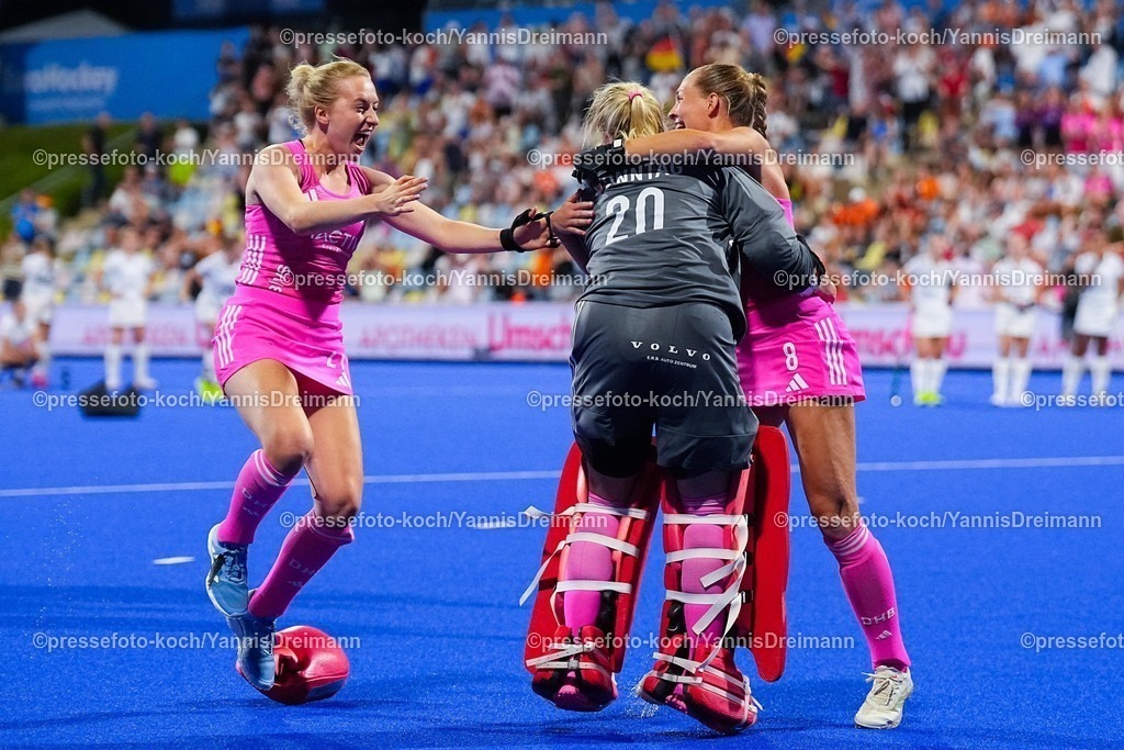 xydrx15082504071 | 15.08.2025, xydrx, Frauen EuroHockey Championship 2025, Halbfinale, Belgien - Deutschland, Sparkassenpark Mönchengladbach: Sophia Schwabe (GER #8) und Julia Sonntag (GER #20) und Sara Strauss (GER #21) jubeln über den Final einzug
