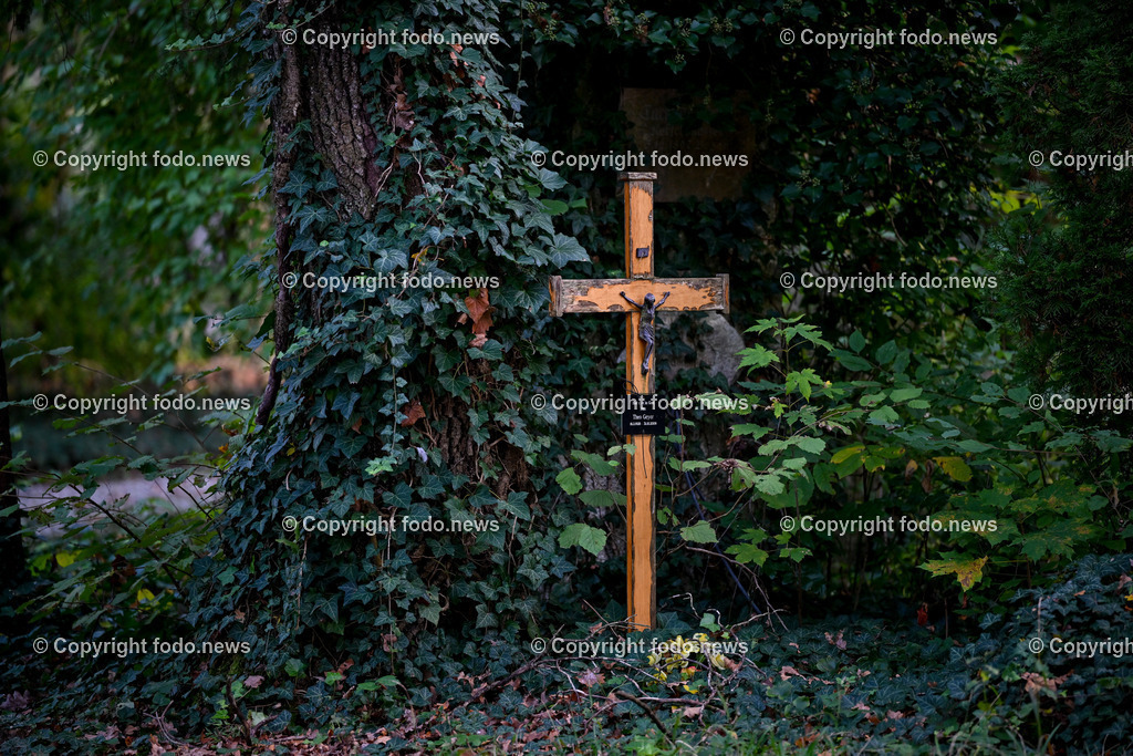 Friedhof_ Kreuz_ Kruzifix_ Jesu Christi_ Allerheiligen_ 26.10.2024-24 | 26.10.2024, Friedhof, AUT, Allerheiligen, Themenbilder im Bild Friedhof, Kreuz, Kruzifix, Jesu Christi, Allerheiligen, Engerl, Engel, Kerzen, Grab, Grablicht, Blumen, Skulptur, Grabstein, Symbolbild, Grablaterne, Grabkerze, Grabkerzen, Grablichter, Kerze, Grabkreuz, Gedenken, Bestattung, Verstorbene, Totenruhe, Grab, Urne, Blumenschmuck, Schmuck, Besucher, Feature, kreativ, creativ, Linz