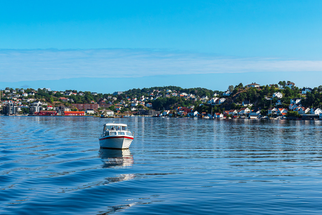 Blick auf die Stadt Arendal mit Boot in Norwegen | Blick auf die Stadt Arendal mit Boot in Norwegen.