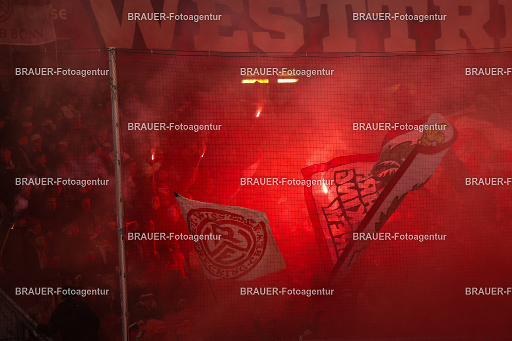 MSV Duisburg - Rot-Weiss Essen  | Duisburg, Deutschland, 26.10.2025 Fans von Rot-Weiss Essen zünden Pyrotechnik im Fanblock während des 3.Liga Spiels zwischen MSV Duisburg und Rot-Weiss Essen in der Schauinsland-Reisen-Arena am 26.10.2025 in Duisburg (Foto von Timo Bluhmki-Schmidt/ Brauer Fotoagentur