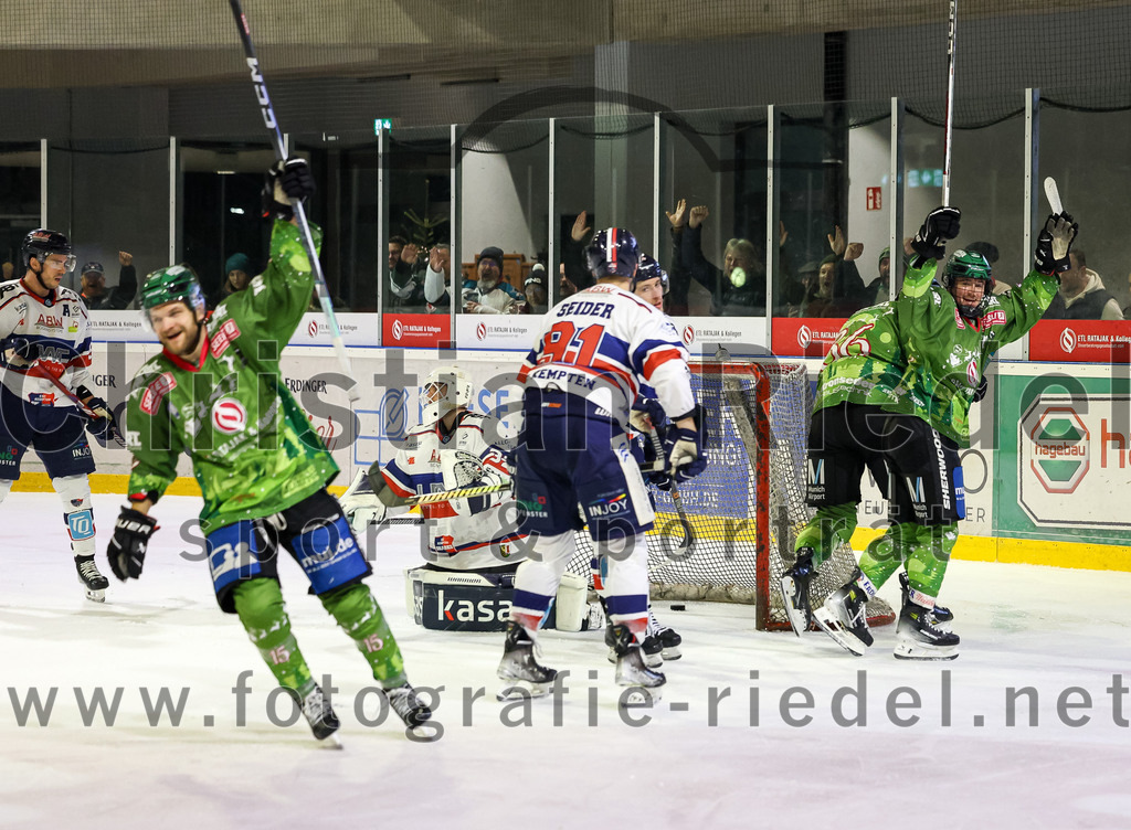 2023-12-17_103_TSV_Erding_gegen_ESC_Kempten | Erding, Deutschland, 17.12.2023:
Eishockey, Bayernliga Vorrunde 2023 / 2024, 18. Spieltag, TSV Erding gegen ESC Kempten, Endergebnis: 5:1

Torwart Luca Mayer (ESC Kempten, #32), Mauro Seider (ESC Kempten, #91), Michael Trox (Erding Gladiators, #86), Erik Modlmayr (Erding Gladiators, #21)

Foto: Christian Riedel / fotografie-riedel.net