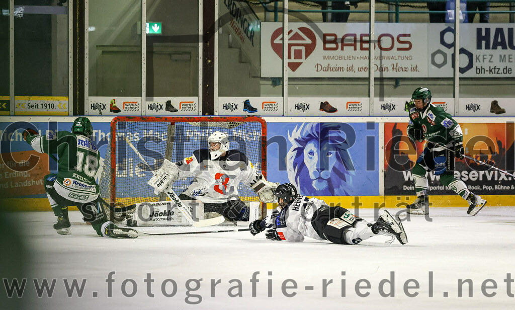 2024-01-26_040_TSV_Erding_gegen_HC_Landsberg | Erding, Deutschland, 26.01.2024:
Eishockey, Bayernliga Vorrunde 2023 / 2024, 28. Spieltag, TSV Erding gegen HC Landsberg, Endergebnis: 6:2

Daniel Krzizok (Erding Gladiators, #18), Torwart Moritz Borst (HC Landsberg, #32), Luis Hegner (HC Landsberg, #18), Erik Modlmayr (Erding Gladiators, #21)

Foto: Christian Riedel / fotografie-riedel.net