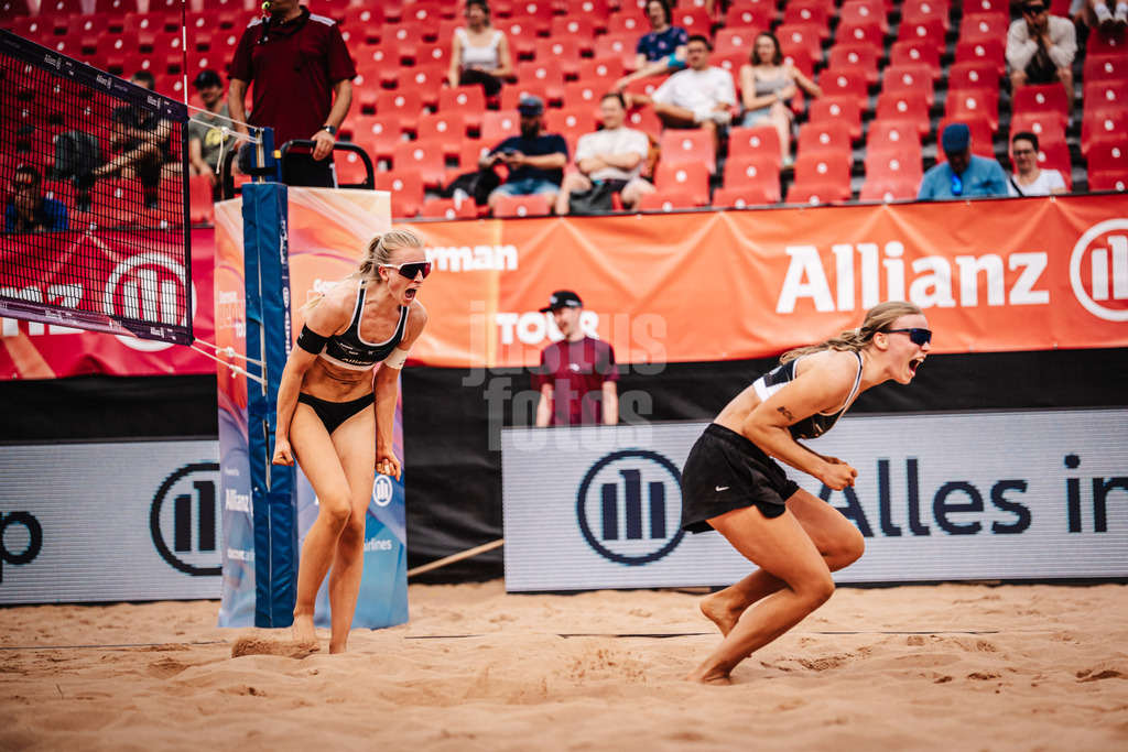 Beachvolleyball | Frauen | Allianz German Beach Tour 2025 | Tourstop München | 03.07.2025 | v.l. Giulia Deißenberger und Josefine Schäkel jubeln