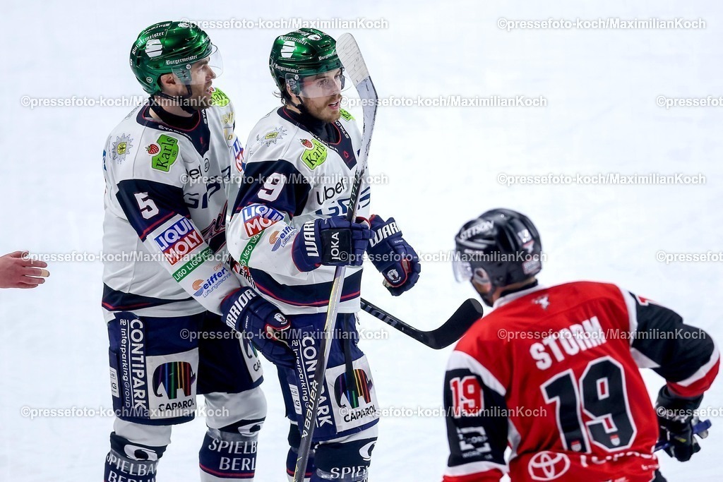 KEC15042601090 | 15.04.2026, Eishockey, DEL Halbfinale Play-Offs, Kölner Haie - Eisbären Berlin, Spiel 4, Lanxess-Arena Köln: Torjubel nach dem Tor zum 1:1 durch Torschütze Ty Ronning (Eisbären Berlin #09)  zusammen mit  Mitch Reinke (Eisbären Berlin #05) 
