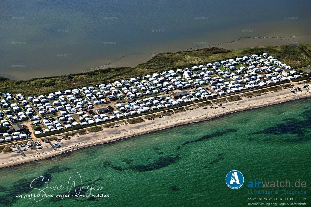 Der Damp Ostseecamping liegt in direkter Strandlage am Schubystrand - Luftbild | Der Damp Ostseecamping liegt in direkter Strandlage am Schubystrand zwischen Ostsee und Schwansener See und bietet eine naturverbundene Atmosphäre für Familien, Hundebesitzer und aktive Urlauber. Der Platz überzeugt durch seine idyllische Lage, das Meeresrauschen direkt vor der Tür und ausreichend Platz für Erholung und Spiel. Gäste schätzen die kinderfreundliche und hundefreundliche Ausstattung sowie die Nähe zum Wasser. Bewertungen loben die ruhige Umgebung und die Möglichkeit, den Alltag schnell hinter sich zu lassen, während die Infrastruktur als einfach, aber zweckmäßig beschrieben wird.