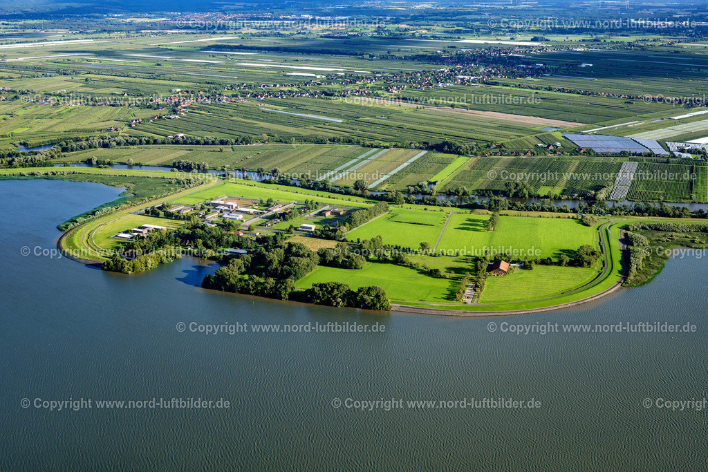 Hahnöfersand_Elbinsel_JVA_ELS_8514040823 | JORK 04.08.2023 Gefängnis- Gelände und Sicherheitsumzäunung der Justizvollzugsanstalt JVA auf der Insel im Flußverlauf der Elbe im Ortsteil Hahnöfersand in Jork Altes Land im Bundesland Niedersachsen, Deutschland. Nur für redaktionelle Nutzung freigegeben ! // Prison grounds and high security fence Prison on the island in the course of the Elbe river in the district Hahnoefersand in Jork Old Land in the state Lower Saxony, Germany. Editorial use only ! Foto: Martin Elsen