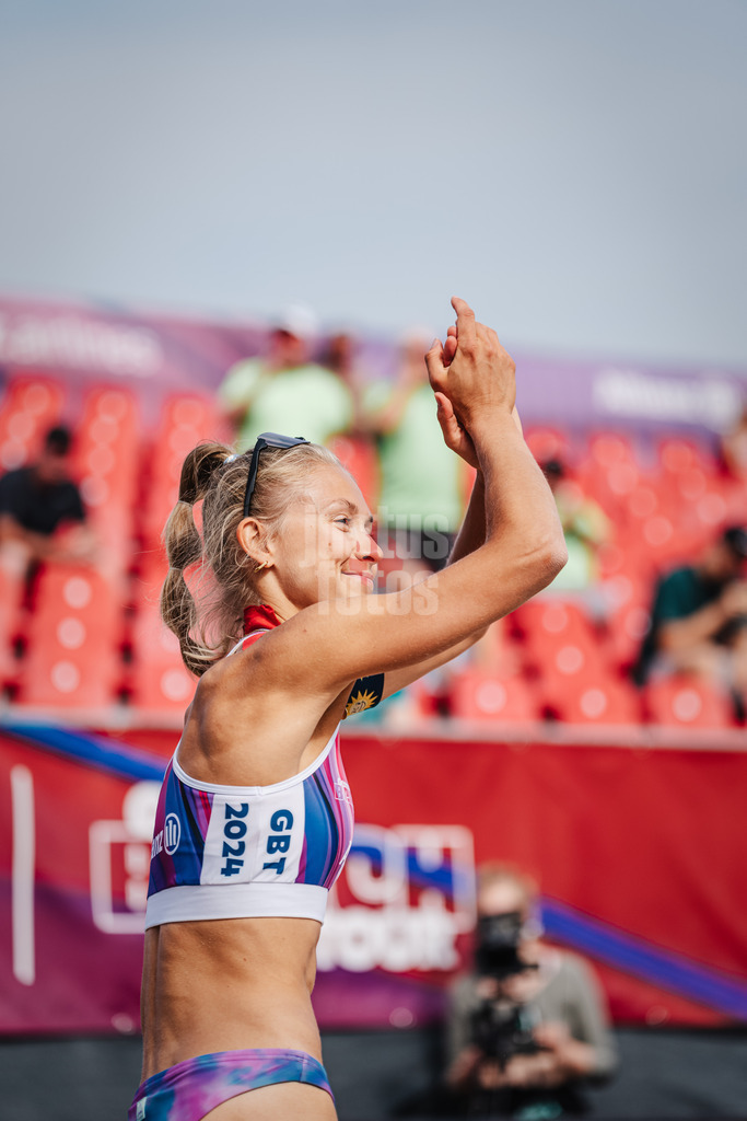 Beachvolleyball | Frauen | Allianz German Beach Tour 2024 | Tourstop Kühlungsborn 2 | 16.08.2024 | Paula Schürholz läuft in die Arena ein