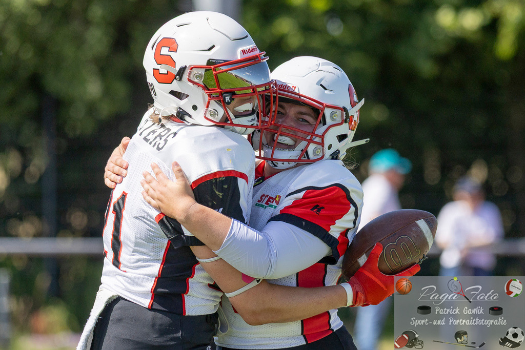 GFLW 1: German Football League Women 1: Rodgau Pioneers Ladies - Stuttgart Scorpions Sisters, 07.06.2026 | Stella Elisa Martin (Stuttgart Scorpions Sisters #21) nach einem Touchdown mit einer Teamkollegin, Rodgau Pioneers Ladies - Stuttgart Scorpions Sisters, Rodgau, Maingau-Energie-Stadion "Am Weichsee", 7.6.2026 - Realisiert mit Pictrs.com