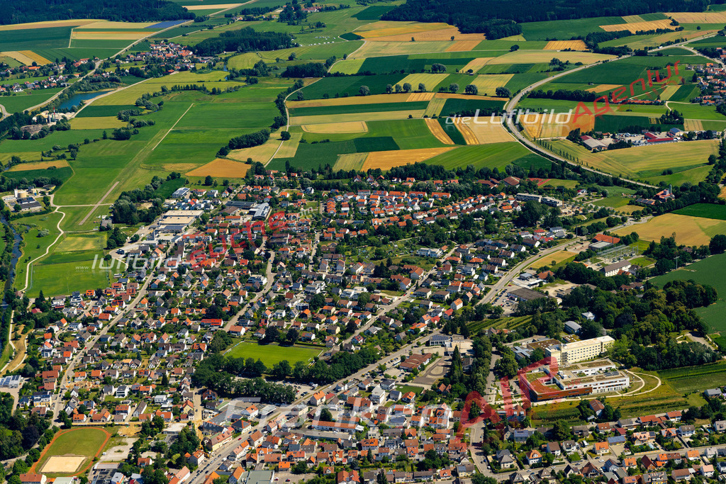 Die Luftaufnahme Oberbernbach - Aichach wurde 2022 vom Flugzeug aus (keine Drohne) erstellt. Hohe Auflösung -für große Poster und Wandbilder geeignet - Garantiert!