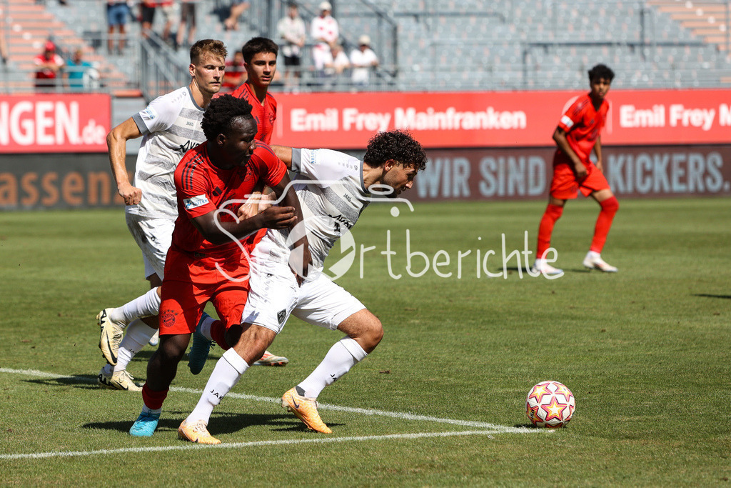 FC Würzburger Kickers - FC Bayern Amateure | Im Duell Nestory IRANKUNDA (FC Bayern München II #7) und Enes KUEC (Würzburger Kickers #9) / Zweikampf / Regionalliga Bayern: FC Würzburger Kickers - FC Bayern München II, AKON Arena am 24.08.2024