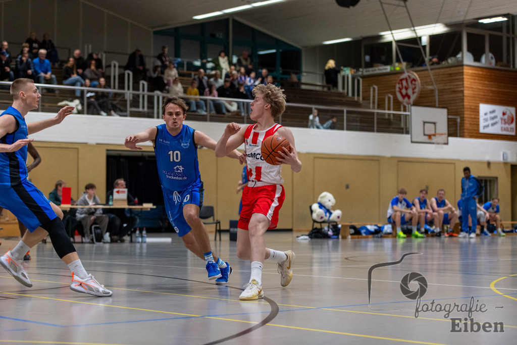 TSG Westerstede-Fortuna Logabirum | Basketball 2. Regionalliga; TSG Westerstede 2 (weiß)- Fortuna Logabirum (blau) am 12.12.2025 in Westerstede (Hössensportzentrum), Photo: Philip Eiben 2025 - Realisiert mit Pictrs.com