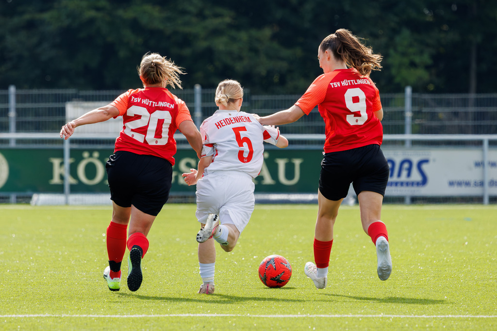 FCHHÜT_251003_4668 | 1.FC Heidenheim 1846 II vs. TSV Hüttlingen, Fußball, Frauen, Bezirkspokal, 2025/2026, 1.Runde, 03.10.2025 in Mergelstetten, Sportplatz 2(Foto: Michael Bulling) - Realisiert mit Pictrs.com