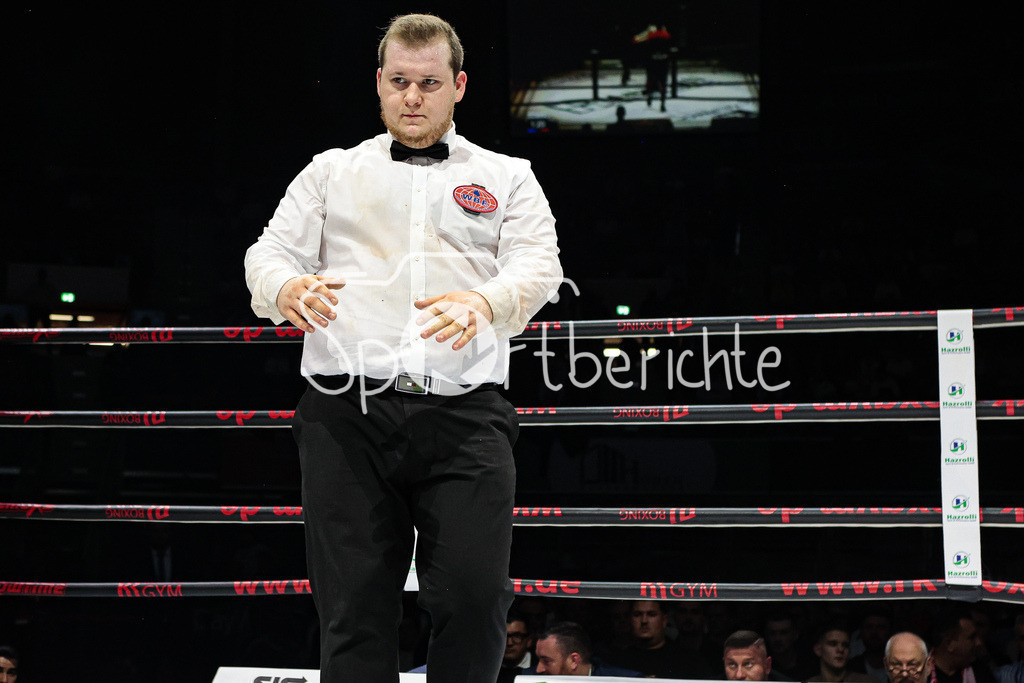 Profi - Box - Gala / Main Event | Ringrichter Dominic Kuhaupt in Aktion