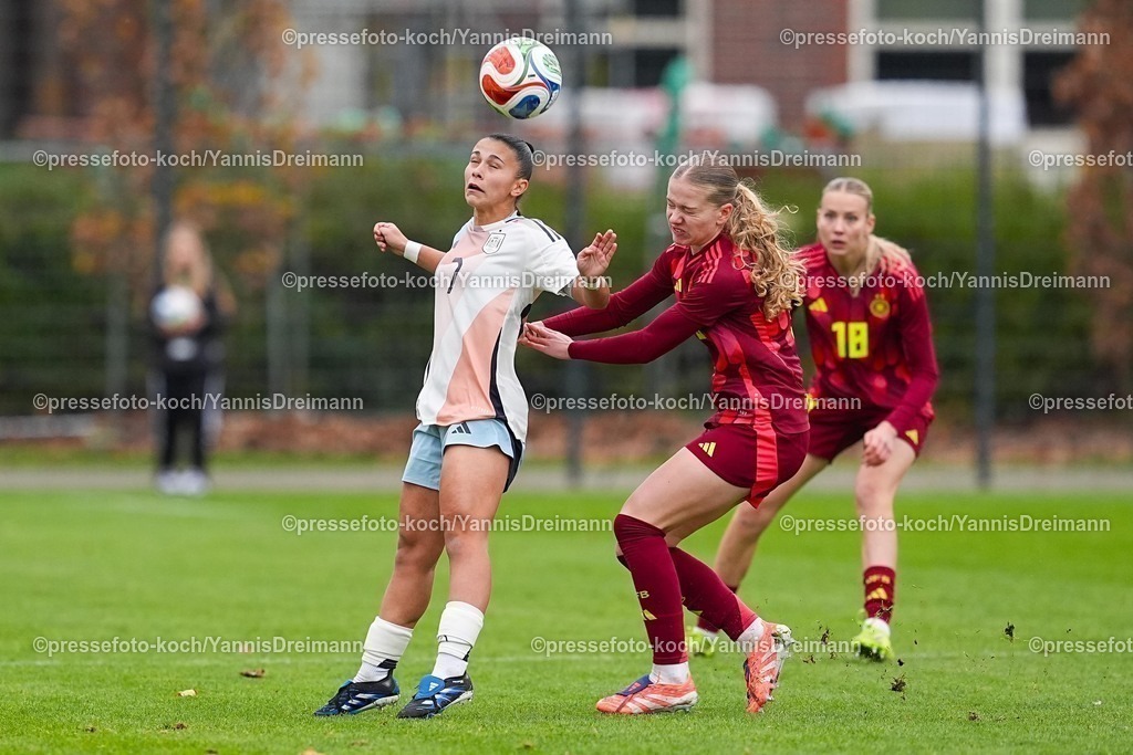 xYDRx02122501004 | 02.11.2025, xydrx, Fußball, Länderspiel, EM-Qualifikation U19-Frauen, Deutschland - Spanien, Sportschule Wedau: Folgado (ESP #7) im Zweikampf gegen Marie Gmeineder (GER #6)DFB regulations prohibit any use of photographs as image sequences and or quasi-video.Photo: xYannisxDreimannxPressefotoKochx