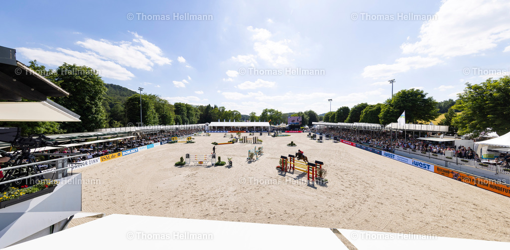 TH_Übersicht_19571 | Longines Balve Optimum 2024 am 09.06.24 in Balve, Schloss Wocklum, Thomas Hellmann, Übersicht