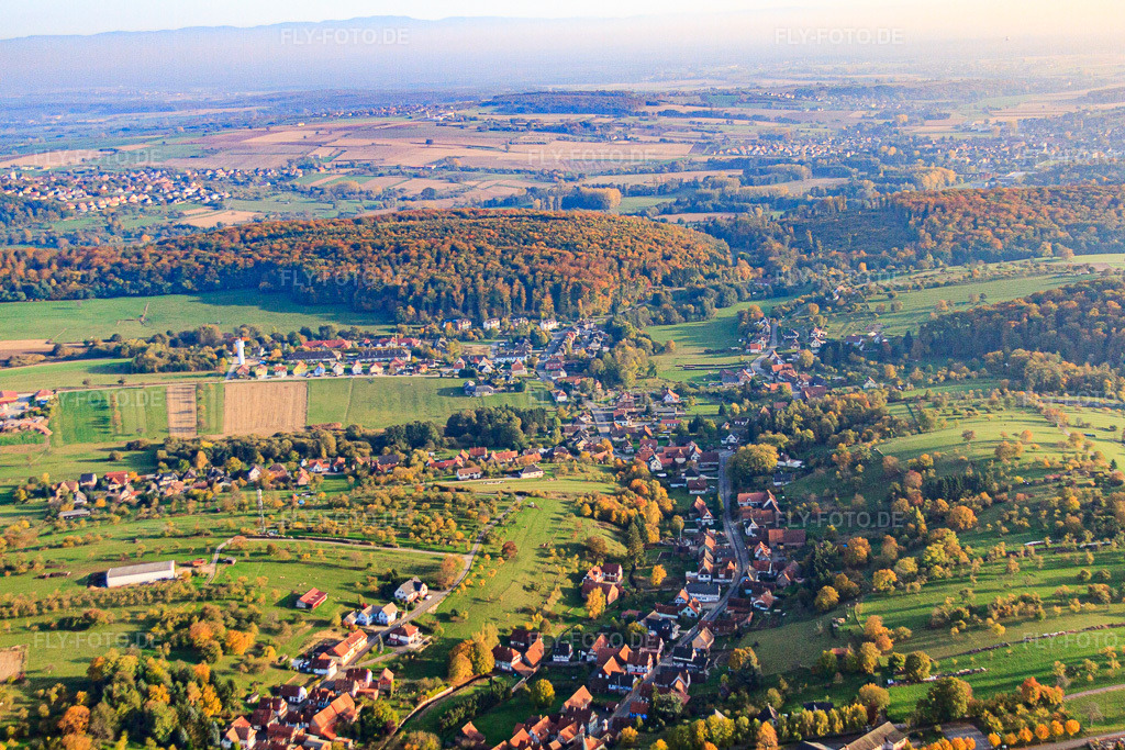 Luftbild: Ortsansicht von Norden in Langensoultzbach im Bundesland Bas-Rhin in Frankreich. – Foto: IMG_54098.jpg vom 21.10.2012 durch Werner Riehm/FLY-FOTO.de – Auflösung des Originals: 4752 x 3168 px
