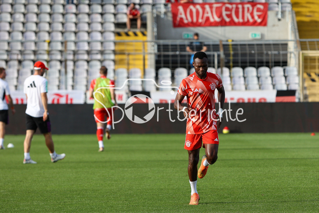 FC Bayern Amateure - FC Memmingen | Desire SEGBE AZANKPO (FCB #34) bei warmmachen / Freisteller / Einzelfoto
