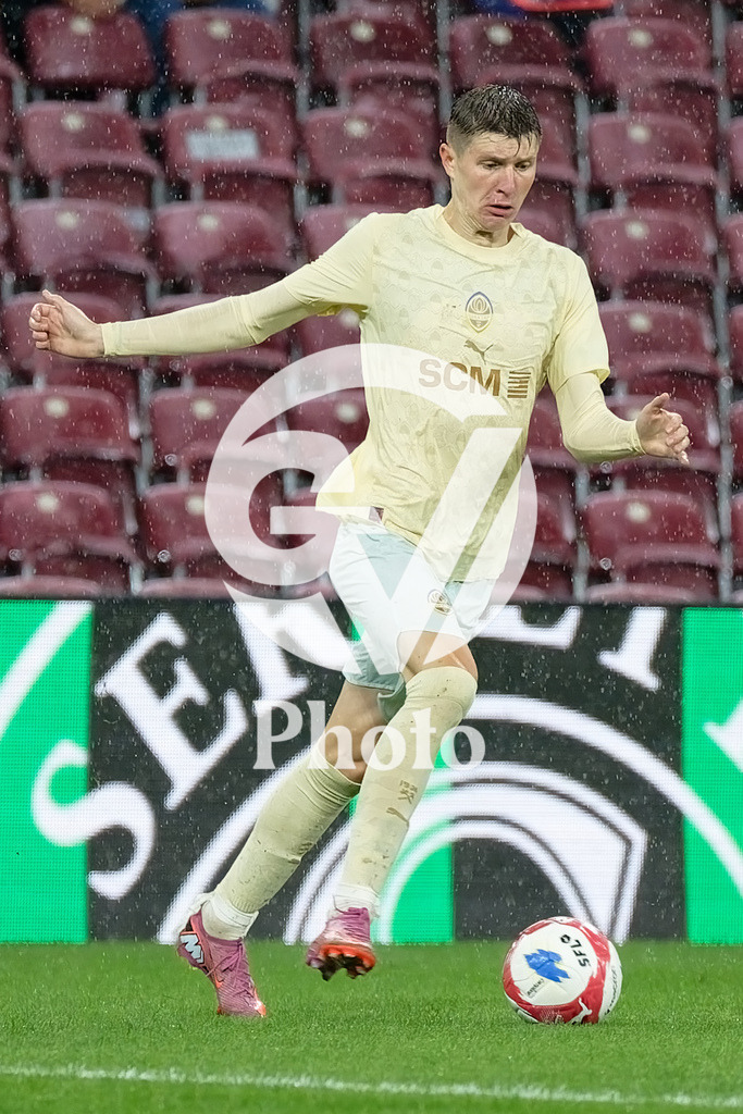 UEFA Conference League Play-offs 2nd leg - Servette FC v FC Shakhtar Donetsk | Artem Bondarenko (21 FC Shakhtar Donetsk) goes forward (action)  during the UEFA Conference League Play-offs 2nd leg match between Servette FC and FC Shakhtar Donetsk at Stade de Geneve in Geneva, Switzerland
