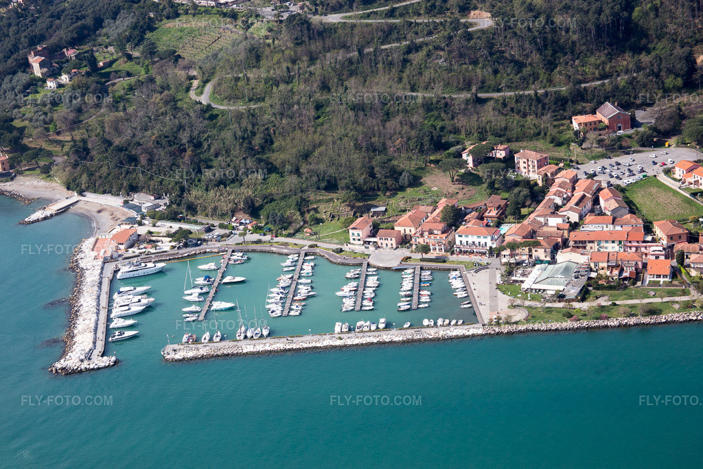 Aerial view: View of the town in Fiumaretta di Ameglia in the state Liguria, Italy. – Photo: IMG_087141.jpg taken on 04/04/2016 by Werner Riehm/FLY-FOTO.com – Resolution of the original: 5472 x 3648 px