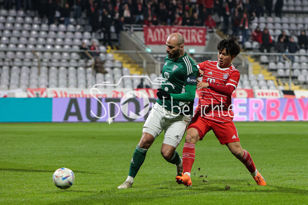 FC Bayern Amateure - 1. FC Schweinfurt | Adam JABIRI (FCS #27) im Duell mit Taichi FUKUI (FCB #21)