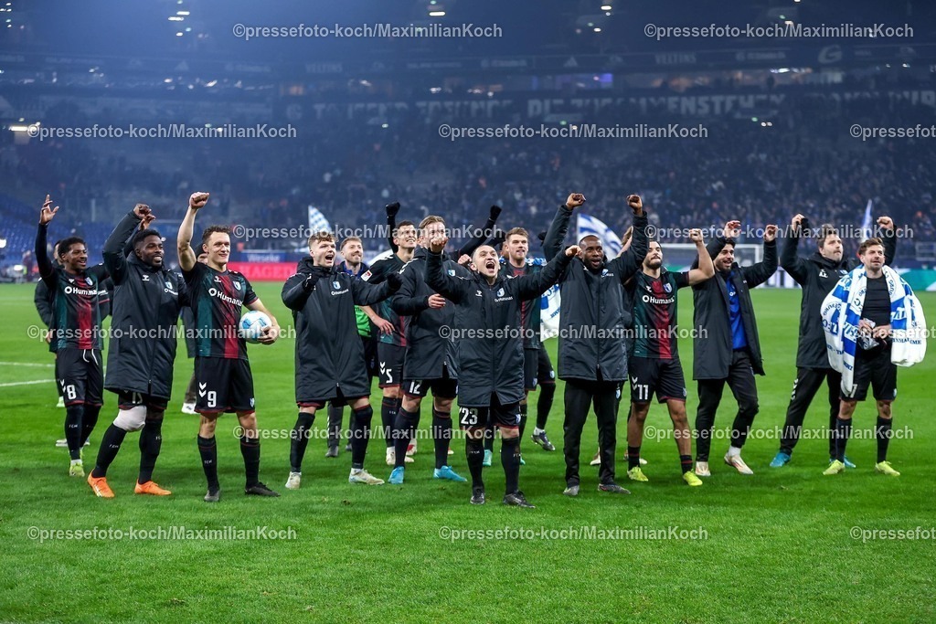 S0401022501112 | 01.02.2025, Fußball, FC Schalke 04 - 1. FC Magdeburg, 2.. Fußball Bundesliga, 20. Spieltag, Veltins-Arena Gelsenkirchen, Saison 2024 2025: Freude und Emotionen nach dem 5:1 Sieg für Magdeburg. Die Mannschaft feiert zusammen vor den FansDFB regulations prohibit any use of photographs as image sequences and or quasi-video.