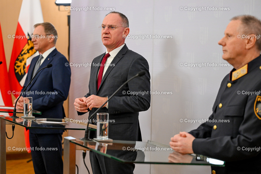 Pressekonferenz Land Ooe_ BM Karner_ LH  Stelzer_ 30.01.2024-18 | 30.01.2024, Linz, AUT, Pressekonferenz Land Ooe, BM Karner, LH Stelzer, Personaloffensive bei der Polizei – Rueckblick und Ausblick im Bild LH Thomas Stelzer (VP, Landeshauptmann Ooe), BM Gerhard Karner (VP, Inneres), Rudolf Kepplinger (Stv. Landespolizeidirektor Ooe, Hofrat)