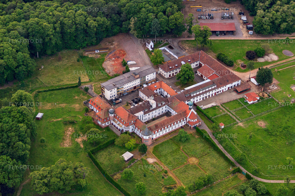 Pferdepension im Kloster Liebfrauenberg | Luftbild: Pferdepension im Kloster Liebfrauenberg in Bad Bergzabern im Bundesland Rheinland-Pfalz in Deutschland. Foto: IMG_58054.jpg vom 16.06.2013 durch Werner Riehm/FLY-FOTO.de - Realisiert mit Pictrs.com