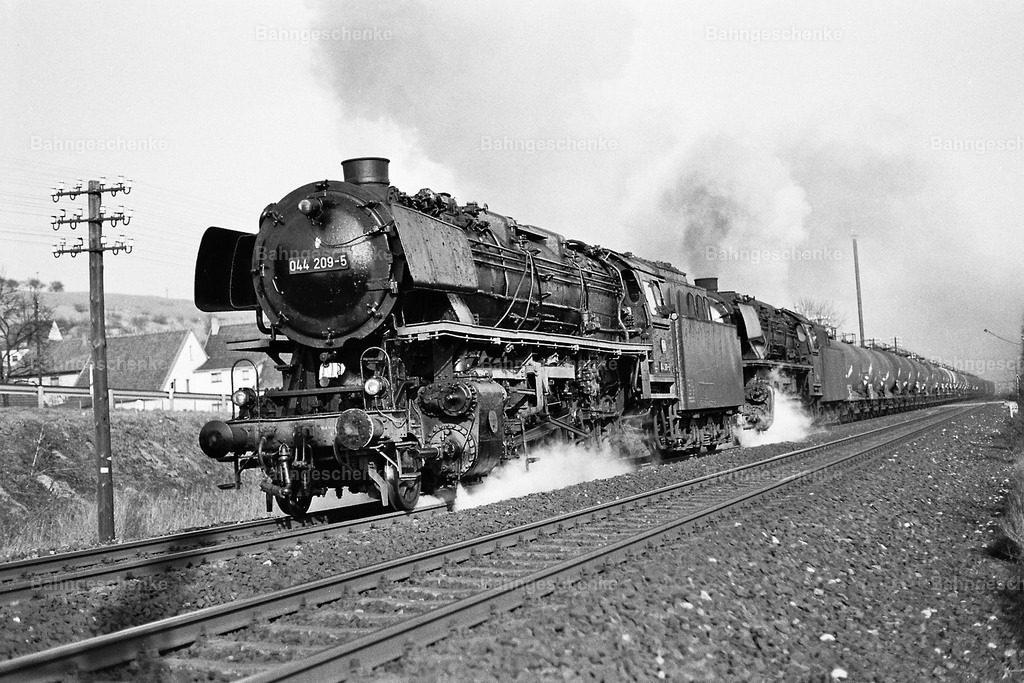 010_INDEX | Stöbern Sie durch einzigartige Aufnahmen und finden die perfekte Aufnahme für jeden Eisenbahnentheusiast! Stellen Sie sich aus einer Reihe von Möglichkeiten wie der Druck auf Leinwände, Fotoposter, Kalender oder Magnetfotos Ihr Geschenk zusammen - Realisiert mit Pictrs.com