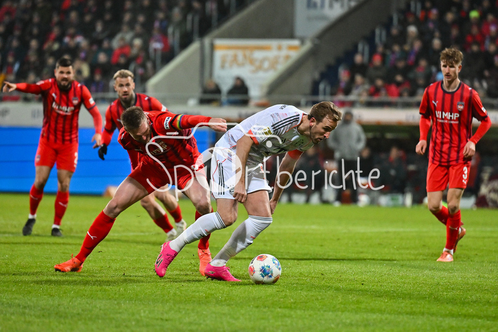 1. FC Heidenheim - FC Bayern München | HEIDENHEIM, GERMANY - 21. DECEMBER: im Duell Patrick MAINKA (1. FC Heidenheim 6) und Harry KANE (FC Bayern Munich 9) während dem Bundesligamatch zwischen dem 1. FC Heidenheim und dem FC Bayern München am 15. Spieltag in der Voith-Arena / DFL REGULATIONS PROHIBIT ANY USE OF PHOTOGRAPHS AS IMAGE SEQUENCES AND/OR QUASI-VIDEO
