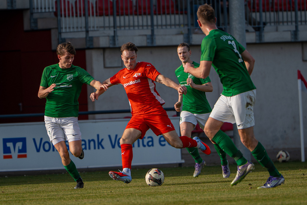 Fußball I Herren I Saison 2025-2026 I Bezirksliga Weser-Ems 4 I 22. Spieltag I Vfl Oythe  - SV Bethen I 7126 | jns.sportfotos - Realisiert mit Pictrs.com