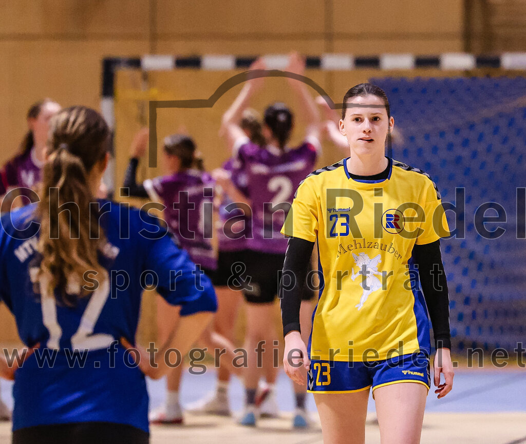 2025-02-15_133_SpVgg_Altenerding_gegen_MTV_Pfaffenhofen | Erding, Deutschland, 15.02.2025:Handball, Bezirksoberliga Frauen Altbayern 2024 / 2024, 14. Spieltag, SpVgg Altenerding gegen MTV Pfaffenhofen, Endergebnis: 27:23Torfrau Annika Riehm (MTV Pfaffenhofen, #12), Dzanita Mulalic (MTV Pfaffenhofen, #23)Foto: Christian Riedel / fotografie-riedel.net