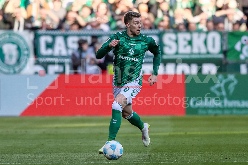 Fussball, Bundesliga, SV Werder Bremen - Eintracht Frankfurt | v.li.: Mitchell Weiser (SV Werder Bremen, 8) am Ball, Freisteller, Einzelbild, Ganzkörper, Aktion, Action, Spielszene, DIE DFL-RICHTLINIEN UNTERSAGEN JEGLICHE NUTZUNG VON FOTOS ALS SEQUENZBILDER UND/ODER VIDEOÄHNLICHE FOTOSTRECKEN. DFL REGULATIONS PROHIBIT ANY USE OF PHOTOGRAPHS AS IMAGE SEQUENCES AND/OR QUASI-VIDEO.
