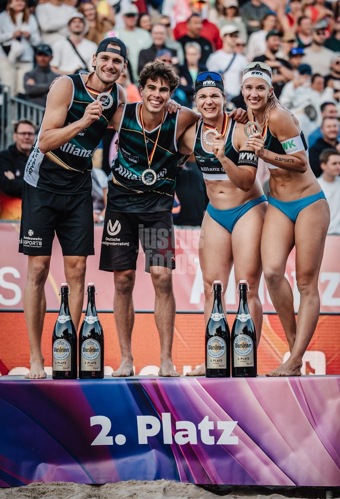 Beachvolleyball | Frauen und Männer | Deutsche Meisterschaften 2025 Timmendorfer Strand | 07.09.2025 | Die Silbermedaillengewinnerinnen und Gewinner Vizemeister v.l. Paul Henning, Lui Wüst, Anna-Lena Grüne und Sandra Ittlinger
