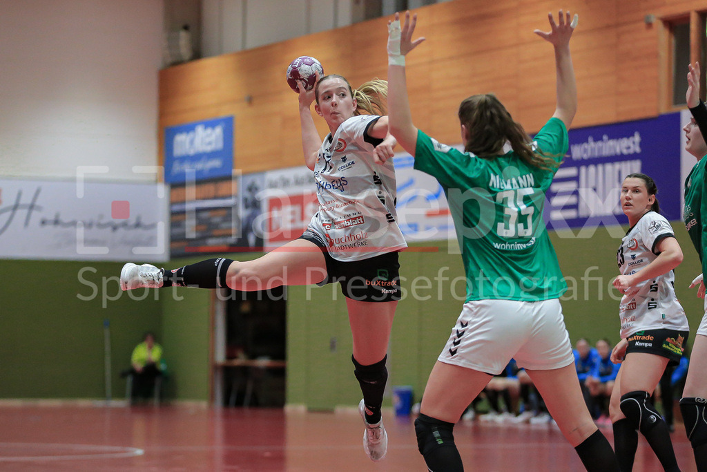 Handball, 2. Bundesliga Frauen, SV Werder Bremen - HL Buchholz 08-Rosengarten | v.li.: Levke Kretschmann (HL Buchholz 08-Rosengarten, 17) beim Wurf, am Ball, Spielszene, Aktion, Action